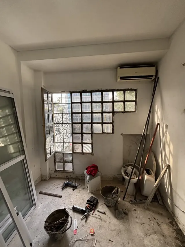 Ambiente de un departamento en obra durante la demolición