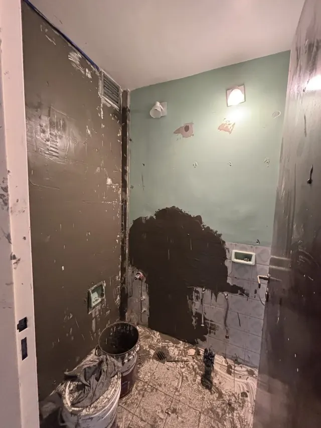 Baño con impermeabilizante aplicado antes de revestir